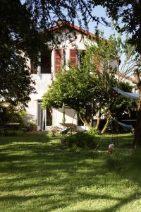 Κήπος έξω από το Maison d'hôtes & Yoga, Théo & Marion Ostal