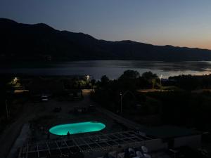 LiubcovaCasa Amnisty的享有湖景的游泳池