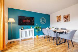 a dining room with blue walls and a table and chairs at Blue Ocean Stays Retreat Free Parking 12ppl in Heeley