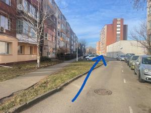 a blue arrow on the side of a street at Apartament Corvin 1 in Hunedoara