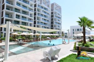 エイラットにあるtop suit eilatのスイミングプール付きの大型アパートメント複合施設のイメージ
