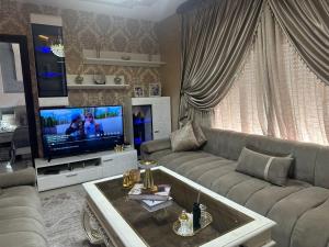 タンジェにあるLocation villa vacances sur tangerのソファとテレビのあるリビングルーム