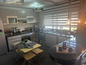 タンジェにあるLocation villa vacances sur tangerのテーブルと椅子が備わった広いキッチン +7枚の写真