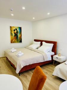 Una cama o camas en una habitación de AMARIS Suites Sarajevo