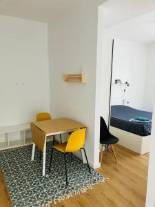a room with a table and two chairs and a bed at Casa Nina in Villasanta