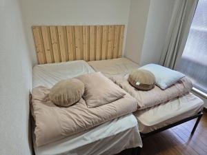 two beds with pillows on them in a room at r8 最大8名対応 なんば 道頓堀そばの広々ルーム in Osaka