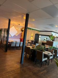 ein Restaurant mit Tischen und Stühlen in einem Raum in der Unterkunft Chalet-Frank in Lathum