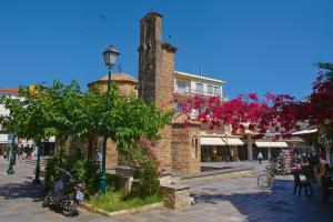 een bakstenen gebouw met een straatlicht en bloemen bij Upscale Modern Escape in the Historic Center in Kalamata