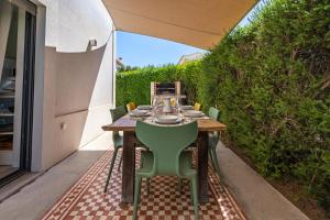 Una mesa y sillas en un patio. en Villa Miau, en Sagres