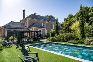 a house with a swimming pool in the yard at Le Grenier d'Odette in Sainte-Gemme-la-Plaine