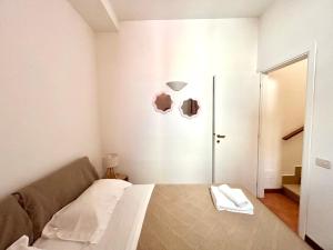 a bedroom with a bed and a lamp and a door at Linda Charme in Rome