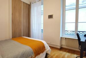 ein Schlafzimmer mit Bett, Schreibtisch und Fenster in der Unterkunft Calm apt 60m2 near Notre-Dame and Seine 2bdrs N4-4b in Paris