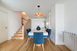 Un comedor con una mesa y sillas azules. en GuestReady - Splendid Retreat in Porto, en Oporto 49 fotos más