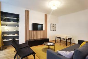 ein Wohnzimmer mit Sofa und Tisch in der Unterkunft Calm apt 60m2 near Notre-Dame and Seine 2bdrs N4-4b in Paris