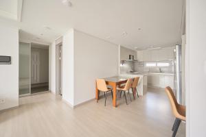 une cuisine et une salle à manger avec une table et des chaises dans l'établissement Glan House & Glan Store, à Séoul
