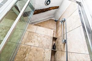 Koupelna v ubytování The Snug + 13 fotografií