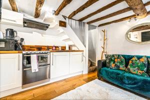 Kuchyň nebo kuchyňský kout v ubytování The Snug