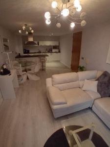 マンチェスターにある3 Bed-Sleeps 6-City Centre-Free Parkingの白いソファとキッチンのあるリビングルーム