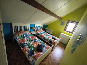 een kleine kamer met twee bedden en een raam bij Maxent aan zee in Middelkerke