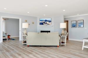 un soggiorno con un divano e due tavoli di Breezeway By Pristine Properties Vacation Rentals a Indian Pass