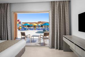 TV a/nebo společenská místnost v ubytování Pickalbatros Jungle Aqua Park - Neverland Hurghada + 244 fotografií