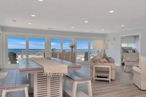 un soggiorno con tavolo da pranzo e divano di Breezeway By Pristine Properties Vacation Rentals a Indian Pass