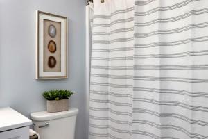 bagno con tenda per la doccia e servizi igienici di Breezeway By Pristine Properties Vacation Rentals a Indian Pass Altre 47 foto