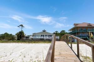 una passerella sulla spiaggia con una casa di Breezeway By Pristine Properties Vacation Rentals a Indian Pass
