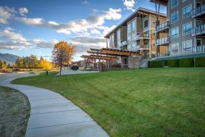 a large apartment building with a lawn next to it at Seasons at Sandpoint - Managed by Elite Alliance in Sandpoint