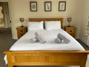 ein Bett mit drei Kissen darauf in der Unterkunft Town centre Victorian period 3 bedroom home in Bishops Castle