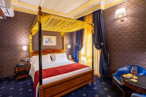 Postel nebo postele na pokoji v ubytování Hotel Manfredi Suite In Rome + 37 fotografií