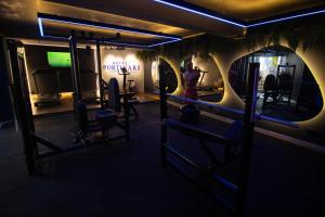 Una mujer parada en un gimnasio con un espejo. en Hotel Portinari Centro, en Foz do Iguaçu