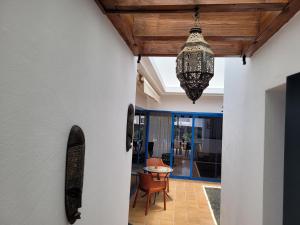 Un pasillo de una casa con una lámpara de araña. en Lust4Life Mirage - Luxury villa with pool, en Playa Blanca