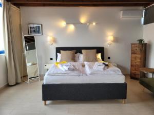Un dormitorio con una cama grande con dos almohadas. en Lust4Life Mirage - Luxury villa with pool, en Playa Blanca