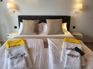 Un dormitorio con una cama con dos toallas encima. en Lust4Life Mirage - Luxury villa with pool, en Playa Blanca 68 fotos más