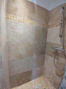La salle de bains est pourvue d'une douche carrelée. dans l'établissement Appartement à 100m de la plage, à Grimaud 6 autres photos