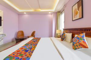 Postel nebo postele na pokoji v ubytování FabHotel Pink Palace Raja Park + 31 fotografií