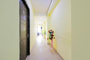 a hallway with a plant in the middle of a building at Hotel O Gulabi Delight in Faridabad
