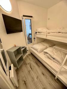 a room with two bunk beds and a mirror at Ferienwohnung Alfred mit Sauna Marina Wendtorf, bei Laboe in Wendtorf
