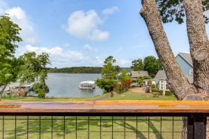 Rambo RivieraにあるLaRue Rendezvous Luxe Stay at Historic Siteの塀から湖の景色