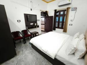 TV a/nebo společenská místnost v ubytování Shri Narayanam Guest House and Home Stay