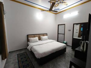 Postel nebo postele na pokoji v ubytování Shri Narayanam Guest House and Home Stay