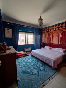 Un pat sau paturi într-o cameră la Art&Deco apartment in the city center