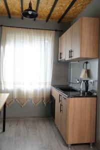 Kuchyň nebo kuchyňský kout v ubytování Luni + 22 fotografií