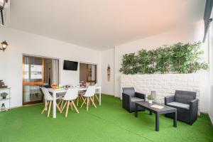 Televisyen dan/atau pusat hiburan di Central Apartment by Ocvillas