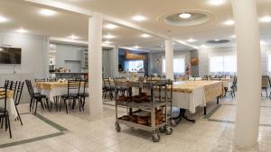 a large dining room with tables and chairs at Rumel Quimey Quipan in Puerto Madryn