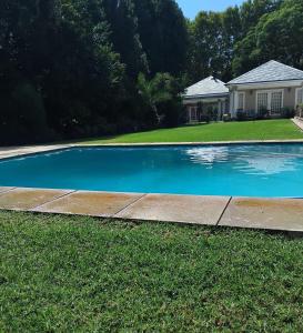 Kolam renang di atau dekat dengan Houghton Garden Manors