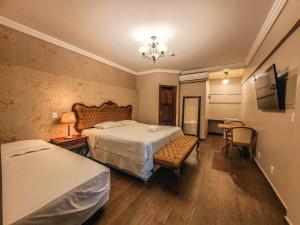 ein Hotelzimmer mit zwei Betten und einem Tisch in der Unterkunft Seringal Hotel in Manaus