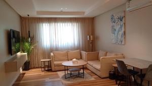 Μια τηλεόραση ή/και κέντρο ψυχαγωγίας στο شقق الورود الاربعة المخدومة