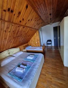 Postel nebo postele na pokoji v ubytování David Dali House